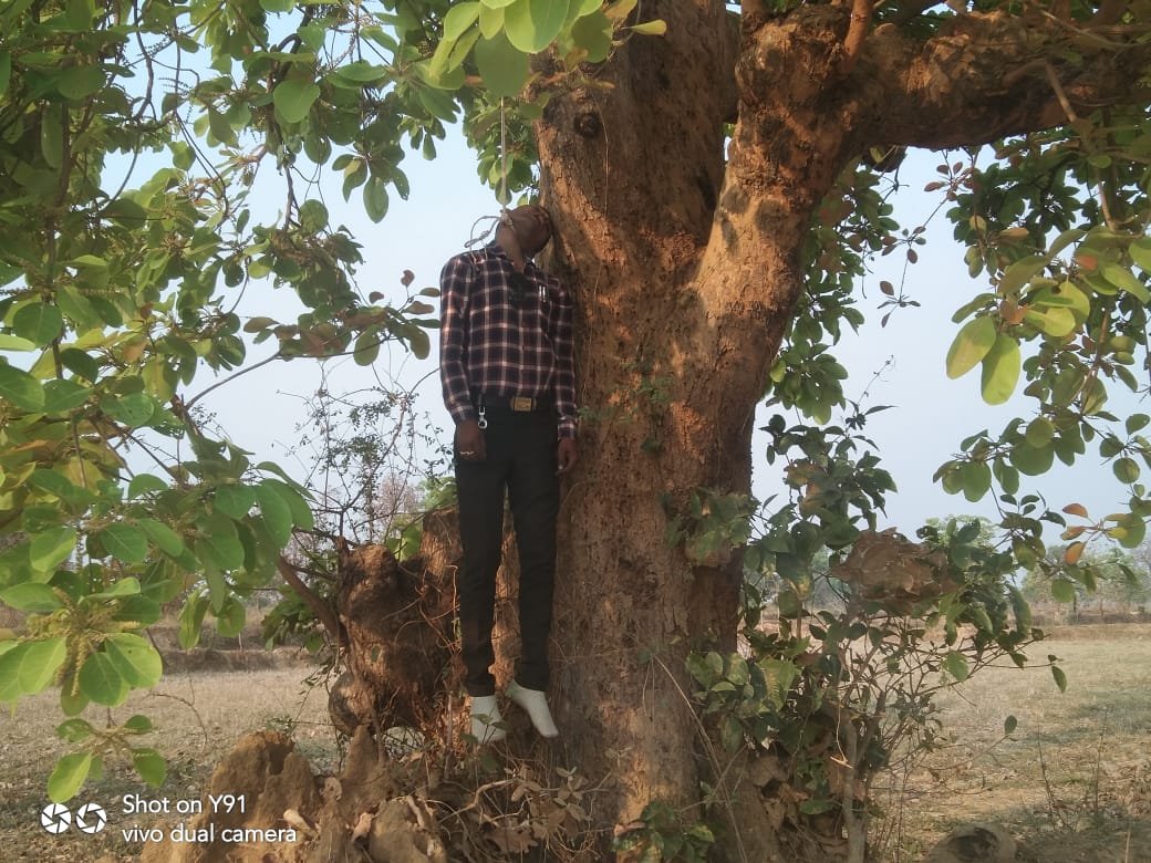 पाण्डुका क्षेत्र के प्राथमिक शाला खट्टी में पदस्थ शिक्षक की लाश कुम्हरमरा के खेत में पेड़ पर फांसी पर लटकता हुआ मिला,पाण्डुका पुलिस जांच में जुटी