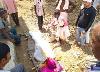 आदिवासी समाज की प्रेरणादायक पहल — 10 वर्षीय बालिका ने पिता को मुखाग्नि देकर दिया समानता का संदेश