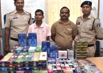 हुक्का-ई-सिगरेट का अवैध कारोबार पकड़ाया, दो गिरफ्तार मोहन नगर पुलिस की छापेमार कार्रवाई, लाखों की सामग्री जब्त