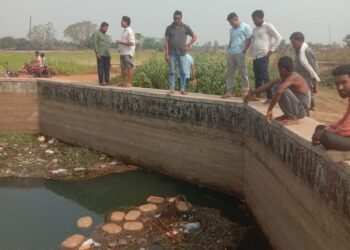 अतरमरा के पुलिया में 18 किलो गांजा पानी में तैरता मिला,,,