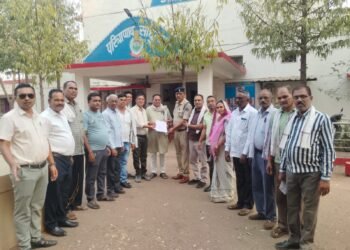 फेक एवं आपत्तिजनक एआई जनरेटेड वीडियो पर एफआईआर की मांग रानीतराई थाना प्रभारी को सौंपा ज्ञापन