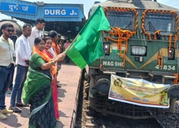 रामलला दर्शन योजना: दुर्ग से 178 श्रद्धालु अयोध्या रवाना, महापौर अलका बाघमार ने दिखाई हरी झंडी