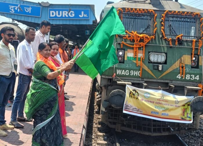 रामलला दर्शन योजना: दुर्ग से 178 श्रद्धालु अयोध्या रवाना, महापौर अलका बाघमार ने दिखाई हरी झंडी