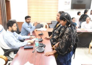 निजी स्कूल फीस बढ़ोतरी पर भड़के अभिभावक, जनदर्शन में उठी आवाज