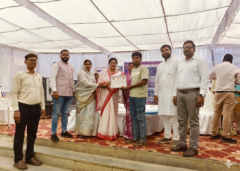 सुशासन तिहार – बोर्ड परीक्षा में उत्कृष्ट प्रदर्शन करने वाले छात्र-छात्राओं को शिक्षा विभाग ने प्रशिस्त पत्र देकर किया सम्मान
