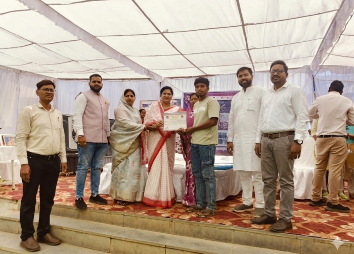सुशासन तिहार – बोर्ड परीक्षा में उत्कृष्ट प्रदर्शन करने वाले छात्र-छात्राओं को शिक्षा विभाग ने प्रशिस्त पत्र देकर किया सम्मान