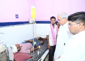 आकाशीय बिजली से घायल युवक से मिलने सेलूद अस्पताल पहुंचे पूर्व मुख्यमंत्री भूपेश बघेल