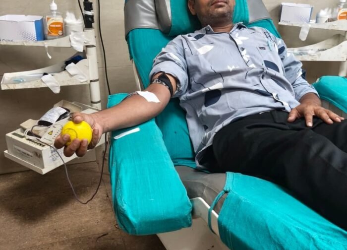 नवतपे के पहले दिन 44 डिग्री तापमान में मानवता की मिसाल, गोपेश साहू ने किया 47वीं बार रक्तदान