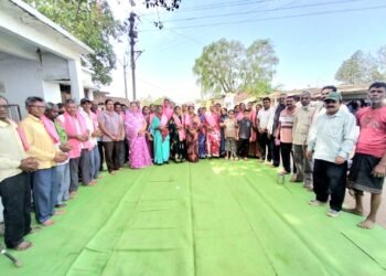 सेलूद में श्रमिक दिवस पर मजदूरों का सम्मान, बोरे-बासी खा कर मनाया मजदूर दिवस