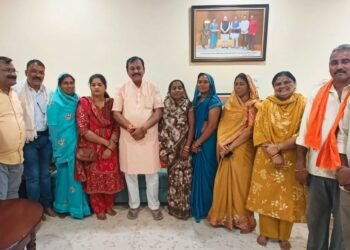 सांसद विजय बघेल को सेलूद के ग्रामीणों एवं पंचायत प्रतिनिधियों ने ग्राम विकास के लिए सौंपी मांगपत्र