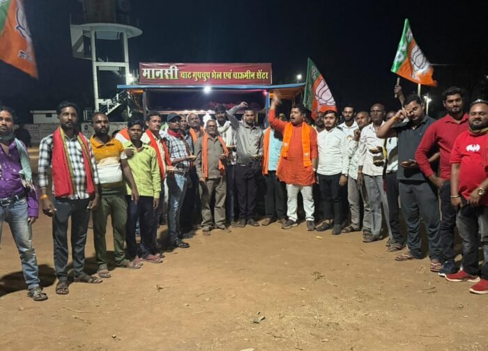 झालमुड़ी के साथ मनाया भाजपा की ऐतिहासिक जीत का जश्न, ग्राम सांकरा में बंटी मिठाई