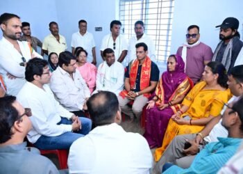 पद्मश्री फूलबासन से मिले विधायक देवेंद्र यादव, कहा विधायक और पूर्व विधायक की तरह सुरक्षा मिलना चाहिए