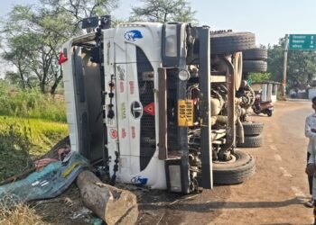 सोनपुर बस्ती के पास राखड़ से भरी हाईवा पलटी, खेत में फैला मलबा