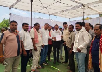 बिना पंचायत अनुमति क्रेशर स्थापना का आरोप, मुड़पार के ग्रामीणों ने खोला मोर्चा सुशासन तिहार में जिला पंचायत सदस्य के नेतृत्व मुख्यमंत्री के नाम सौंपा ज्ञापन
