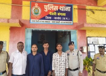 परसुली के सुने मकान में घुसकर दरवाजा का कुंदा तोड़कर आलमारी में रखे सोने चांदी के जेवरात एवं नगदी रकम चोरी करने वाले 03 आरोपी गिरफ्तार