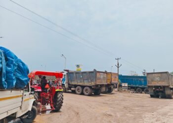 पेट्रोल-डीजल के साथ अब पानी और हवा की भी किल्लत, राहगीरों से दुर्व्यवहार की शिकायत