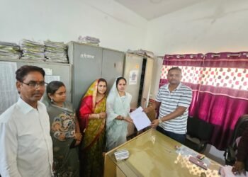जनपद पंचायत पाटन के क्षेत्र क्रमांक 4 उपचुनाव में चुनावी सरगर्मी तेज कांग्रेस एवं भाजपा समर्थित प्रत्याशियों ने अपना नाम निर्देशन पत्र जमा किया