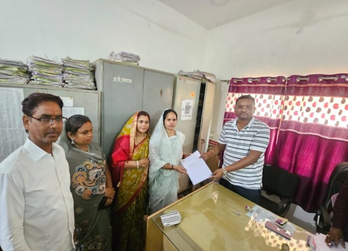 जनपद पंचायत पाटन के क्षेत्र क्रमांक 4 उपचुनाव में चुनावी सरगर्मी तेज कांग्रेस एवं भाजपा समर्थित प्रत्याशियों ने अपना नाम निर्देशन पत्र जमा किया