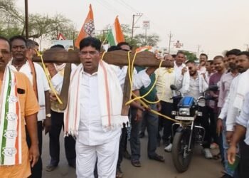कांग्रेस का अनोखा प्रदर्शन : बैलों की जगह इंसानों ने खींची मोटरसाइकिल, महंगाई के खिलाफ फूटा आक्रोश