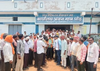 खाद की मात्रा बढ़ाने सहकारी समिति पोंड में किसानों का प्रदर्शन,,,,,