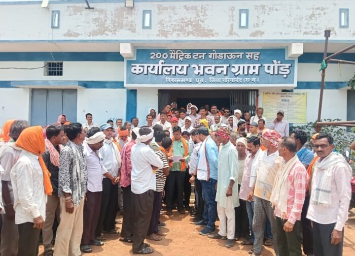 खाद की मात्रा बढ़ाने सहकारी समिति पोंड में किसानों का प्रदर्शन,,,,,