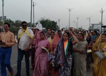 ग्राम सांकरा में उर्वशी शैलेश साहू ने किया जनसंपर्क, ट्रैक्टर चलाता किसान छाप पर वोट देने की अपील