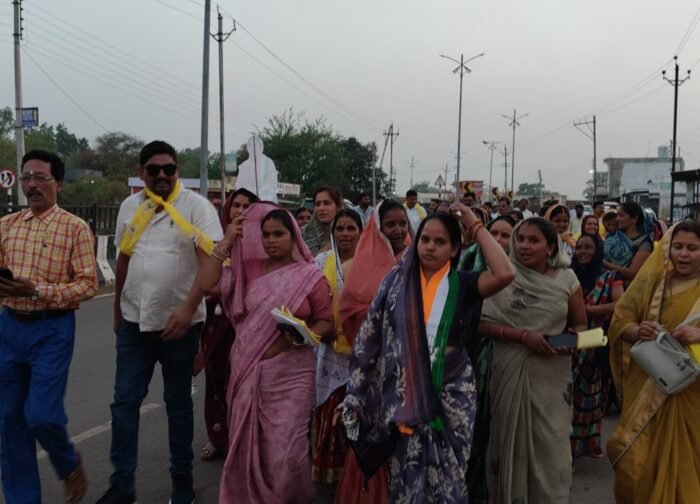 ग्राम सांकरा में उर्वशी शैलेश साहू ने किया जनसंपर्क, ट्रैक्टर चलाता किसान छाप पर वोट देने की अपील