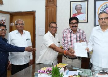 प्छत्तीसगढ़ प्रदेश के सभी राजकीय विश्वविद्यालयों  को शासकीय विश्वविद्यालय का दर्जा देने की मांग,