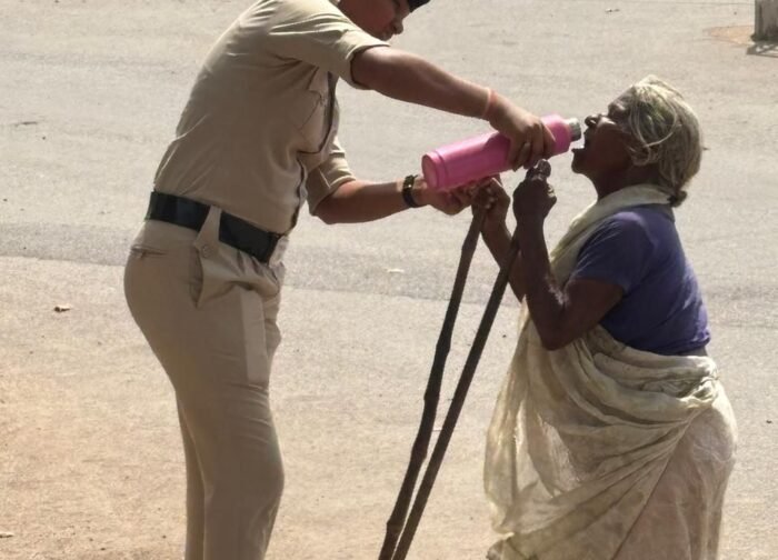 46 डिग्री की तपिश में मानवता की मिसाल: महिला आरक्षक केशर साहू ने प्यास से बेहाल वृद्धा को पिलाया पानी