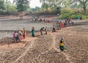 गांव में बोर खनन वा तालाब गहरीकरण से ग्रामीण खुश,,,,,,,,,,,,,