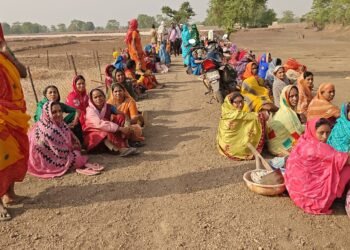चार दिन काम, मजदूरी सिर्फ 40 रुपये! भुगतान गड़बड़ी पर भड़के मजदूर, मनरेगा कार्य का बहिष्कार