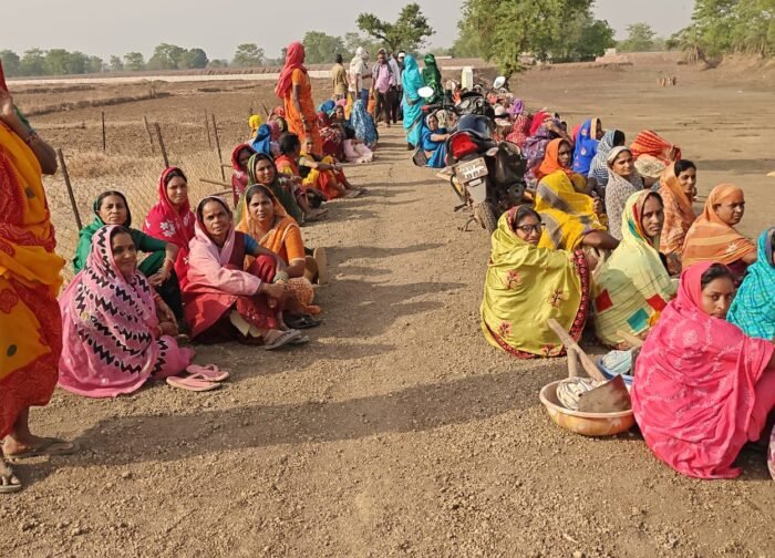 चार दिन काम, मजदूरी सिर्फ 40 रुपये! भुगतान गड़बड़ी पर भड़के मजदूर, मनरेगा कार्य का बहिष्कार
