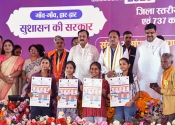 एच पी व्ही वैक्सीन लगाने वाली किशोरी बालिकाओं को सुशासन तिहार शिविर में ई सर्टिफिकेट वैक्सीनेशन वितरण