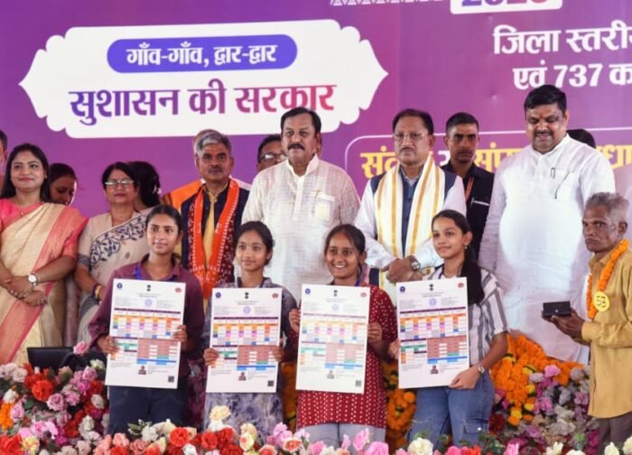 एच पी व्ही वैक्सीन लगाने वाली किशोरी बालिकाओं को सुशासन तिहार शिविर में ई सर्टिफिकेट वैक्सीनेशन वितरण
