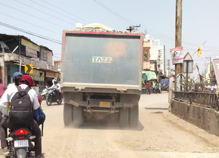 ओवरलोड ट्रकों से हादसे का खतरा, दुर्ग–पाटन मार्ग पर रोजाना जोखिम भरा सफर