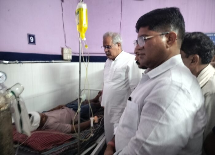 आकाशीय बिजली से घायल युवक से मिलने सेलूद अस्पताल पहुंचे पूर्व मुख्यमंत्री भूपेश बघेल