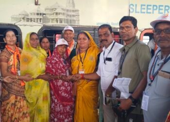 गरियाबंद के दर्शनार्थियों ने बनारस में चंदा इकठ्ठा कर दिए, बुजुर्ग को पैसा,,,
