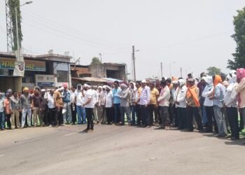6 बिंदुओं की मांग को लेकर पाण्डुका अंचल के किसानों ने चारोधाम चौक पाण्डुका में किया चक्का जाम ,
