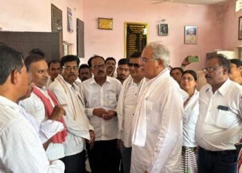बेलौदी पहुंचे पूर्व मुख्यमंत्री भूपेश बघेल, कै-दस्त पीड़ितों से की मुलाकात