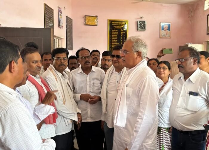 बेलौदी पहुंचे पूर्व मुख्यमंत्री भूपेश बघेल, कै-दस्त पीड़ितों से की मुलाकात