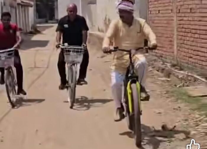 ईंधन बचत का संदेश: सुरक्षा कर्मियों के साथ सायकल से पहुंचे पूर्व सांसद चुन्नी लाल साहू