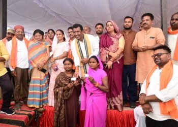 देवकी बाई एवं सावित्री कमार को मिला आयुष्मान कार्ड अब मिलेगा उन्हें 5 लाख तक निःशुल्क उपचार