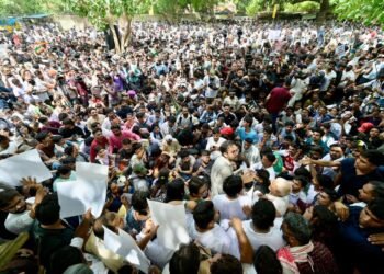 दिल्ली में कॉकरोच जनता पार्टी का प्रदर्शन, जंतर-मंतर पर जुटे हजारों छात्र-युवा
