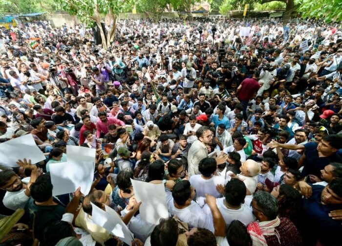 दिल्ली में कॉकरोच जनता पार्टी का प्रदर्शन, जंतर-मंतर पर जुटे हजारों छात्र-युवा