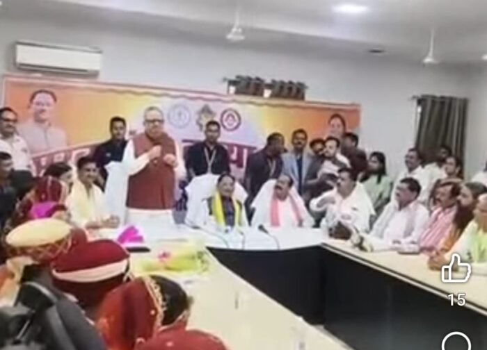 मुख्यमन्त्री कन्या विवाह समारोह में प्रशानिक अव्यवस्था को लेकर डा.रमनसिंह ने मुख्यमंत्री के उपस्थिति में नाराजगी जाहिर किया