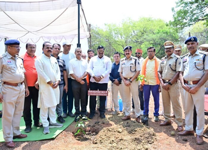 विश्व पर्यावरण दिवस: स्कूल शिक्षा मंत्री श्री गजेन्द्र यादव ने प्रथम बटालियन परिसर में किया वृक्षारोपण, पर्यावरण संरक्षण का दिया संदेश
