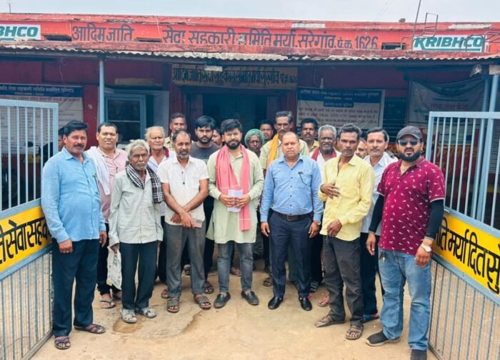 खाद की कमी-जिला पंचायत सदस्य किसानों के साथ सुरेगाव सोसाइटी पहुंचे