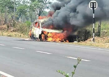 नेशनल हाईवे 130 में चलती कार में लगी आग धू धू कर जली,,,