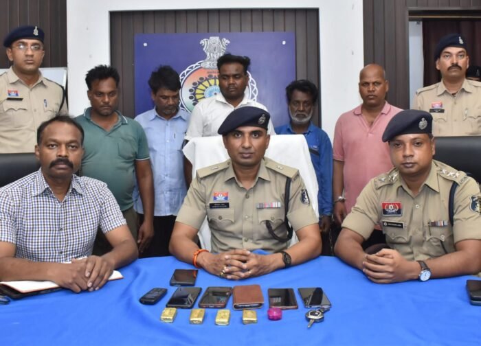 नकली सोने के बिस्किट बेचकर ठगी करने वाले अंतरजिला गिरोह का भंडाफोड़, 5 आरोपी गिरफ्तार