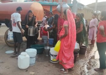 दशगात्र के दिन स्वर्गीय माता की स्मृति में पुत्र ने दिखाई मानवता, ग्रामीणों को कराया निःशुल्क जल वितरण